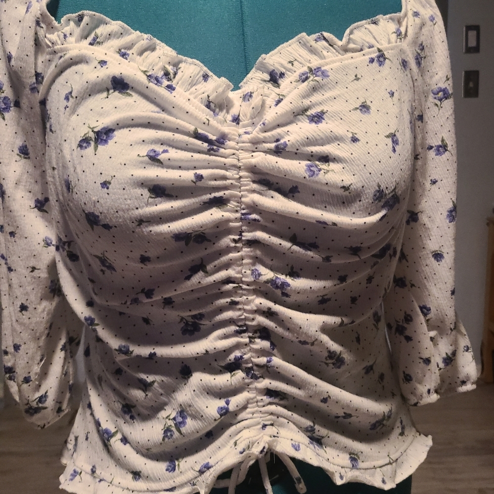 Youthful floral print blouse with the option to lift or drop the shoulders!